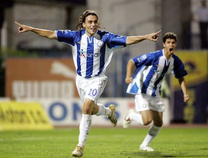 Herrera festejando un gol vistiendo la camiseta de Iraklis de Grecia