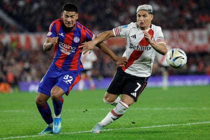 Herrera y Salas disputan la pelota; el delantero de River convirtió el penal en la definición