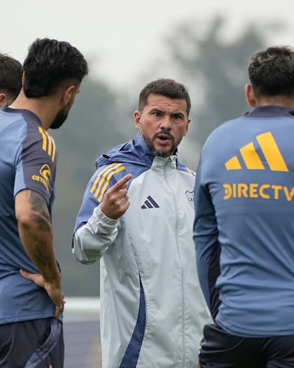 Herrón define el equipo para enfrentar a Independiente. (Prensa Boca)