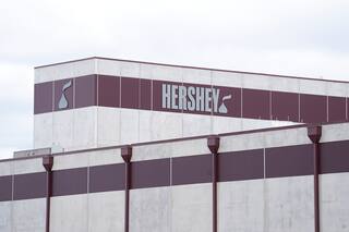 Hershey y fabricantes de chocolate suben precios mientras el cacao sigue cerca de máximos históricos