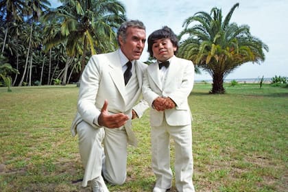 Ricardo Montalbán y el francés Hervé Jean-Pierre Villechaize, anfitriones de La Isla de la Fantasía, programa de tevé que llegó a la Argentina a principio de los 80.
