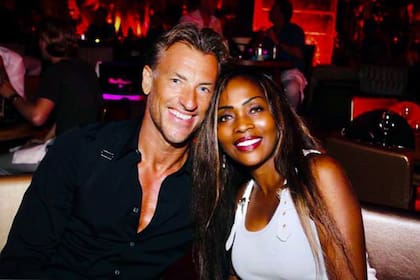 Herve Renard con Viviane Dièye, la viuda de Bruno Metsu y su actual esposa