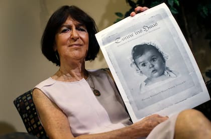 Hessy Levinsons Taft en 2014 con una imagen suya de bebé en la portada de una revista nazi. (Mike Segar/Reuters)