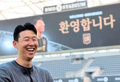 Heung-min Son y el cartel que apareció en las pantallas del estadio The Black & Gold, en Los Ángeles