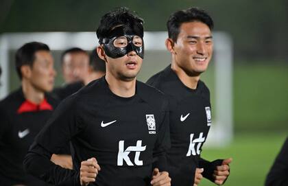 Heung Min Son ya se encuentra entrenando normalmente con el resto del plantel de Corea del Sur, usando una máscara