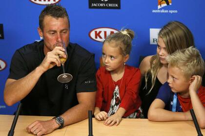 Hewitt, junto a sus hijos, en conferencia de prensa