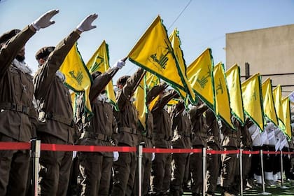 Hezbollah forma parte de lo que Irán denomina el "Eje de la Resistencia", una alianza de facciones armadas que incluye a Hamás en Gaza y Cisjordania, y a los hutíes en Yemen
