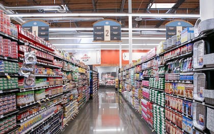 HGG incursionó en el mercado minorista con la compra de Cardenas Markets en 2022