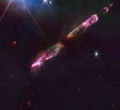 HH211 es más joven. Al igual que su primo, los chorros se están expandiendo a un ritmo de aproximadamente 100 km/s