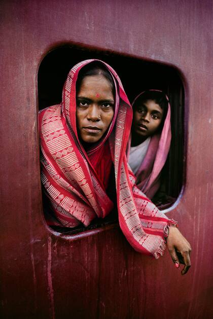 "Hice este retrato de una mujer y su hijo asomados a la ventana de un tren camino a Calcuta, India, en 1982, mientras estaba en el andén del tren", recuerda McCurry