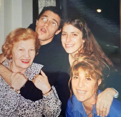 “Hice lo imposible para que regresen”, confiesa. “Lo hice porque pienso que la Argentina es el lugar más lindo del mundo. Ha hecho tanto por la gente que necesitó estar bien. Abrió sus puertas, sus brazos, les dio trabajo, les dio todo, así que tenemos que devolverle también a la Argentina muchas de las cosas que se fueron perdiendo”