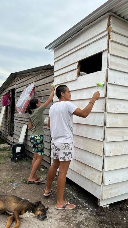 "Hice un pacto para pagar una parte cada semana y si no llegaba me ponía a vender pan o galletitas. Ahora veo el fruto de ese esfuerzo”, dice Yésica que ayudó con su hija en la instalación de su baño
