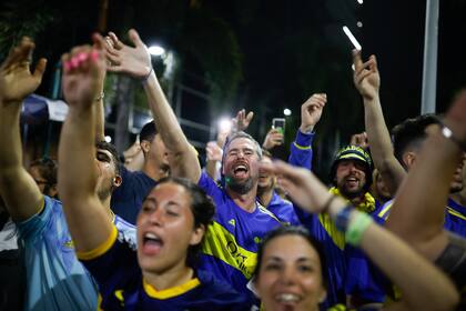 Hichas de Boca alientan al plantel en los alrededores de su alojamiento en Rio de Janeiro