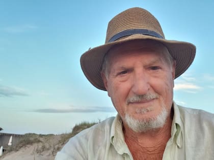 "Hicimos un documento con un escribano que daba cuenta de esa transacción, que el pescador nos vendía los derechos de posesión y las mejoras que había hecho", cuenta Milberg a los 79.