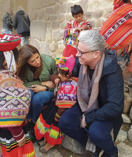 Fascinada con Machu Picchu, también conversó con los chicos que se acercaban a venderle souvenirs. Foto Gentileza: Caryoli Ortiz Gallardo