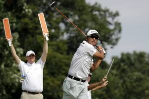 Se salvó de un tsunami, no domina el inglés y lidera un torneo del PGA Tour