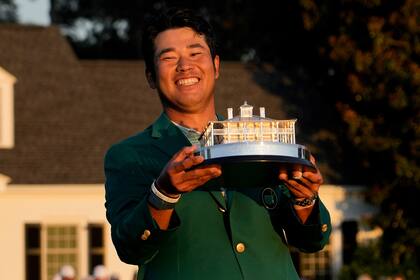 Hideki Matsuyama sostiene el trofeo de vencedor del Masters de Augusta.