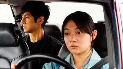 Hidetoshi Nishijima, como un director en proceso de duelo y Tôko Miura, la joven asignada a conducirlo a los ensayos de Tío Vania