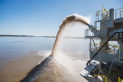 Hidrovía: a bordo de una draga que mantiene navegabilidad en el Paraná