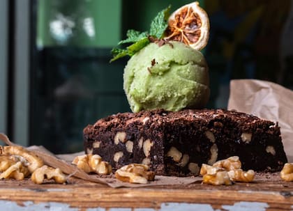 Hierbabuena no solo es vegano, también creativo: así lo demuestra este brownie con helado de palta/lima y menta.