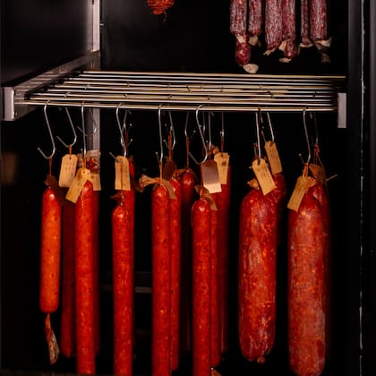 Hierro Bodegón utiliza curaciones lentas para sus productos