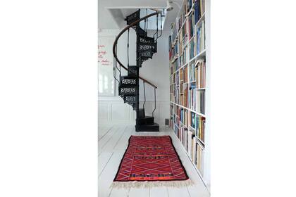 Hierro trabajado al detalle en este diseño que aporta estilo a un ambiente neutro