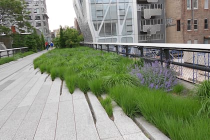 High Line Park: fue diseñado entre 2005 y 2013 sobre una superficie de 160 hectáreas. Abarca desde la calle Gansevoort en el Meatpacking District, hasta la calle 34, a lo largo de la avenida 10.