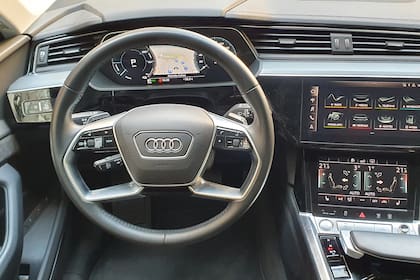 High tech. Dos enormes pantallas táciles dominan el interior del Audi e-tron