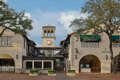 Highland Park, con numerosas mansiones y tiendas de lujo, es la zona más exclusiva y segura de Dallas para la Inteligencia Artificial (Fuente: Highland Park Village)