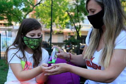 La rutina de barbijo y alcohol en gel puede generar tensiones entre personas con diferentes niveles de acatamiento a las reglas