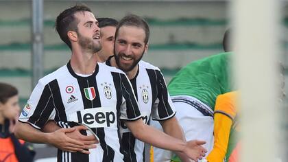 Higuan abraza a Pjanic, autor del gol del triunfo