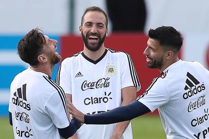 Con Messi y Agüero, en un momento de distensión en un entrenamiento en Rusia, durante el Mundial. Un paréntesis de un mes que terminó muy mal.