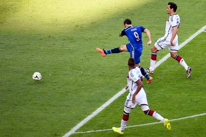 Higuaín en el famoso mano a mano en la final contra Alemania en Brasil 2014