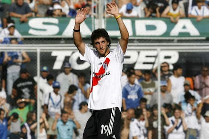 Higuaín jugó 41 partidos en River y marcó 15 goles; su último partido fue el 10 de diciembre de 2006, un 1-1 frente a Vélez en Liniers.