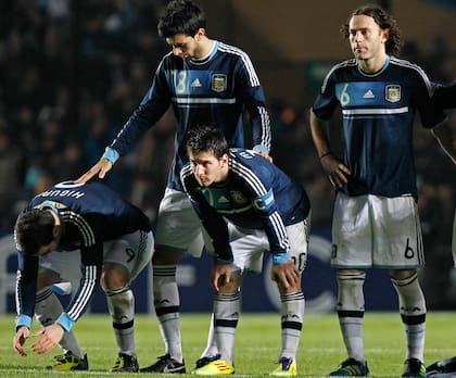 Higuaín, Pastore, Messi y Milito, desilusionados tras quedar eliminados por penales ante Uruguay, en los cuartos de final de la Copa América 2011
