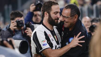 HIguaín se abraza con Sarri, DT de Napoli