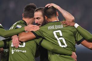 Higuaín metió su primer gol en el año y Juventus alcanzó la cima del Calcio