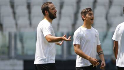 Higuaín y Dybala, durante un entrenamiento en Turín
