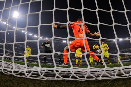 Higuaín ya cabeceó y el arquero no podrá atajar la pelota.
