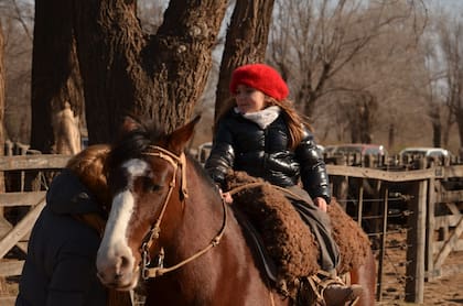 Hija de una familia ligada al campo, aprende el negocio en ferias del sur de Córdoba