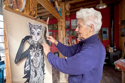 Hija del grabador y muralista Mario Vicente, ha desarrollado una sólida trayectoria en el ámbito del arte gráfico y el libro ilustrado, con proyección nacional e internacional. Junto al dibujante Luis Scafati, su pareja, inaugura la exposición en Hoy en el Arte