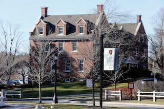 Hijo de Cher acusado de agresión simple y allanamiento en escuela privada de New Hampshire