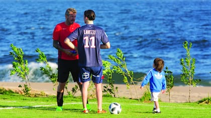 Hijo de la madurez, Lolo no sólo es la debilidad de Marcelo, sino también de sus cuatro hermanos mayores, que lo cuidan y lo consienten. El benjamín de la familia debutó en el clásico partido que Tinelli organizó días atrás y quienes conocen a Marcelo dicen que está feliz de que el menor sea tan fut