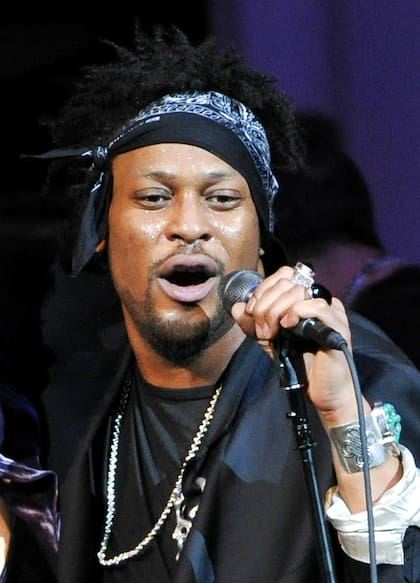 Hijo de un ministro pentecostal nacido en Richmond, D’Angelo comenzó a tocar el piano a los 3 años y a los 5 ya se presentaba con su padre en la iglesia