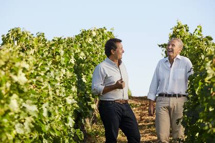 Hijo y padre, los Arizu en el lugar que más los hace felices: los viñedo