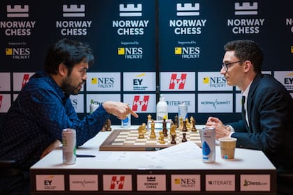 Hikaru Nakamura y Fabiano Caruana, y una partida durante el Norway Chess 2023.