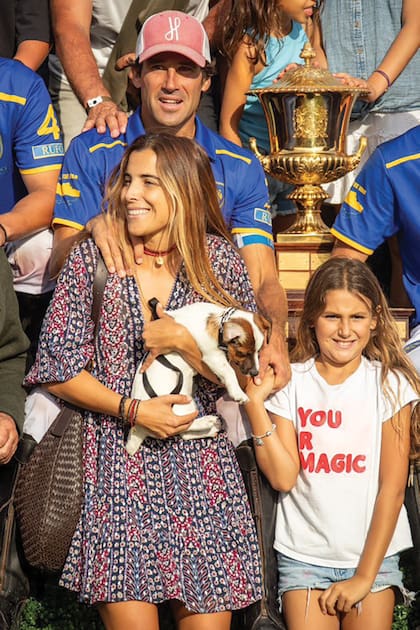 Hilario abraza a su mujer,
Clara Ferraiuelo (tiene en brazos
a Dorita, la perra de la petisera de
Hilario) y su hija menor, Ámbar.