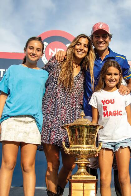 Hilario con sus amores: Lavinia, Clara y Ámbar.