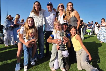 Hilario sostiene
la copa rodeado
por su familia. De
izquierda a derecha:
Lavinia Ulloa (hija),
Inés Costamagna
(cuñada), Salvador
Ulloa (hermano),
Mónica Isla (madre),
Clara Ferraiuelo (su
mujer). A su lado
lo abrazan Casilda
Elizalde (sobrina) y
Ámbar Ulloa (hija).
