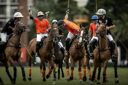 Hilario Ulloa a punto de pegarle a la bocha jugando por Las Monjitas ante Ellerstina
